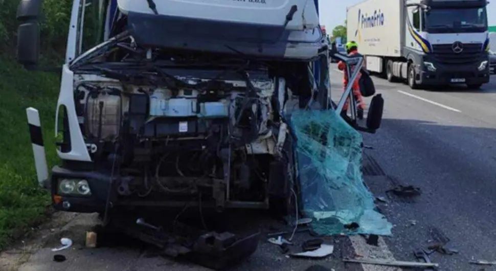 Судар Удес саобраћајка незгода несрећа камион .webp